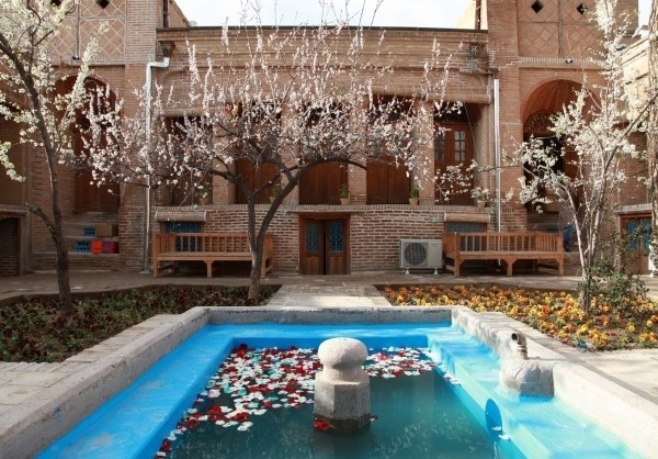 فضای بیرونی هتل سنتی خانه بهروزی قزوین